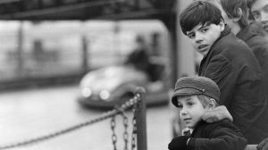1972 fiúk a városligetben, a felvétel a Versenyautó pályája előtt készült.