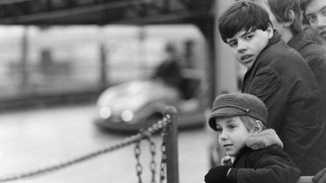 1972 fiúk a városligetben, a felvétel a Versenyautó pályája előtt készült.