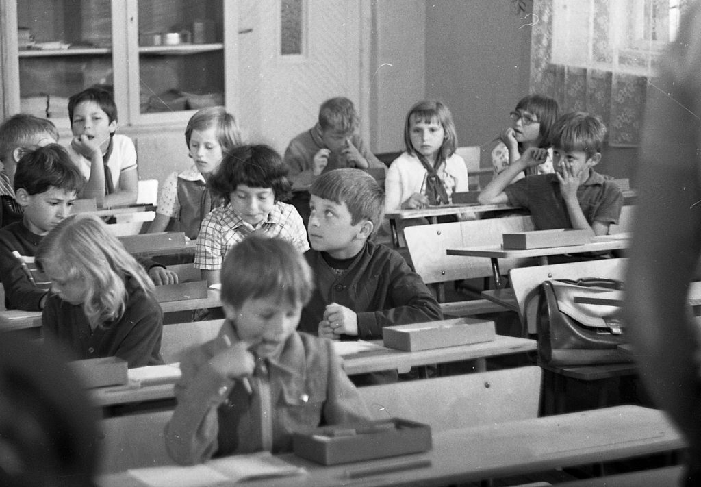 iskolaregen2 | Meglepetés iskolában iskolapadban gyerekek ülnek 1970-ben