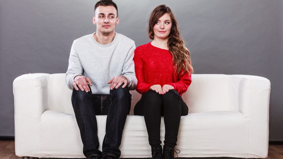 Egy lány és egy fiú ül a kanapén