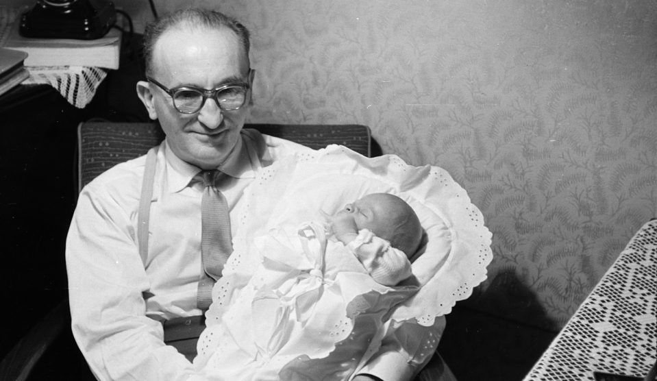 nagypapa az unokájával régi fekete fehér fotó az 1950-es években