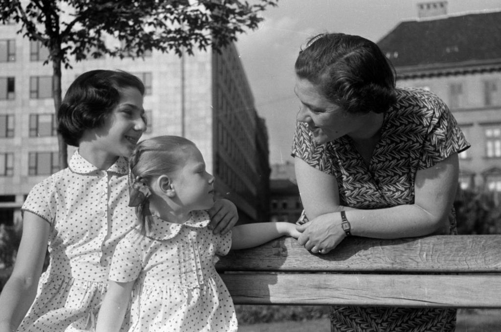 1952. Dunakorzó, park a régi szállodasor helyén a Vigadó (Molotov) tér mellett. Háttérben balra az Apáczai Csere János utca - Türr István utca sarkán az UVATERV-MÉLYÉPTERV székház.