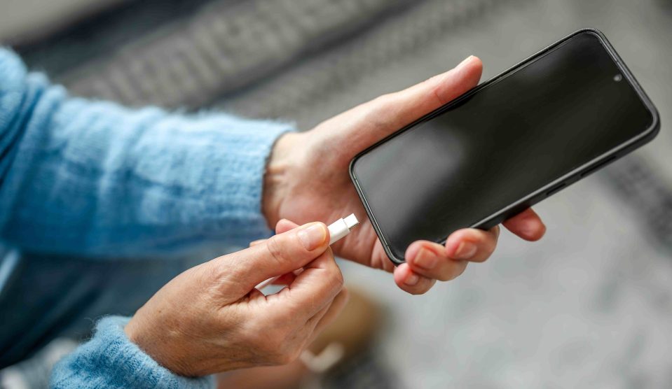 telefontöltő | Meglepetés Nő töltőre teszi a telefonját