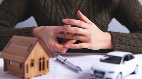 Váláskor nő lehúzza a gyűrűt az ujjáról